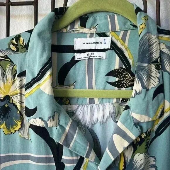 Urban Outfitters Mens Hawaiian Shirt Adult XL Green Floral Print Loop Collar. - Picture 6 of 8